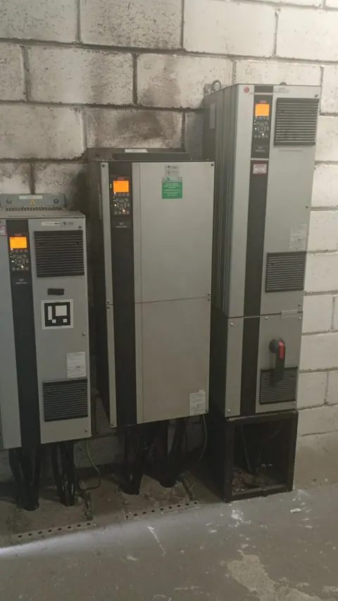 Vista externa de cubículos elétricos em uma instalação.