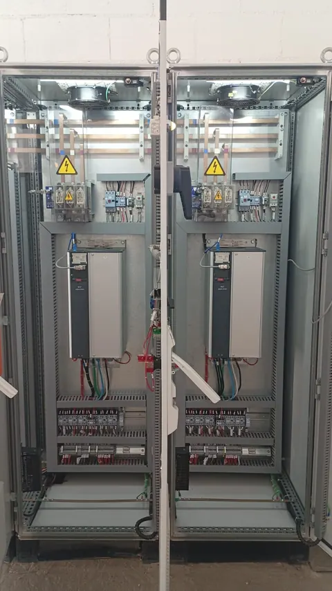 Dois inversores de frequência instalados em um painel de acionamento.